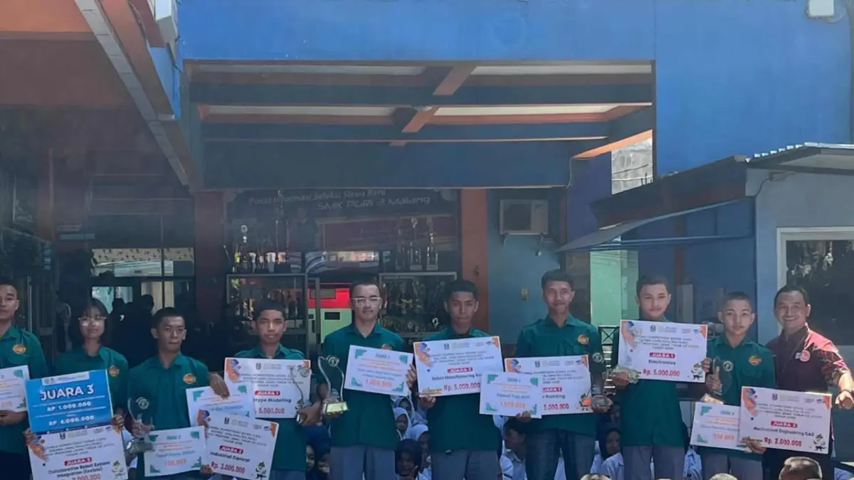 MEMBANGGAKAN: Siswa SMK PGRI 3 Malang menunjukkan piagam penghargaan di ajang LKS Dikmen Provinsi Jatim kemarin (13/4)