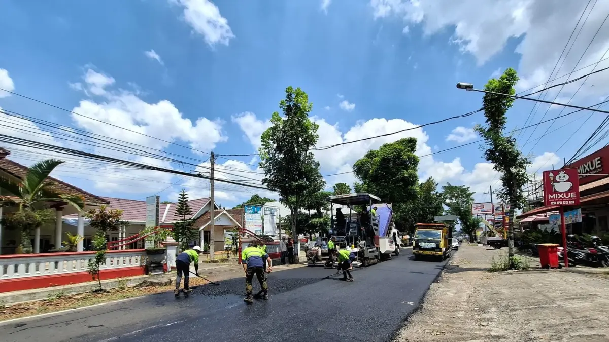 MULUS: Pekerja mengaspal ruas jalan yang menghubungkan Kepanjen dengan Kendalpayak di Kecamatan Pakisaji kemarin.
