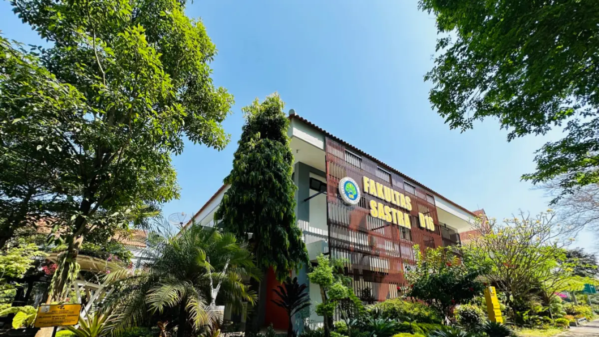 SASTRA MBOIS: Fakultas yang mencakup berbagai program studi bahasa (Indonesia, Inggris, Arab, Jerman), seni rupa, dan desain. (sastra.um.ac.id)