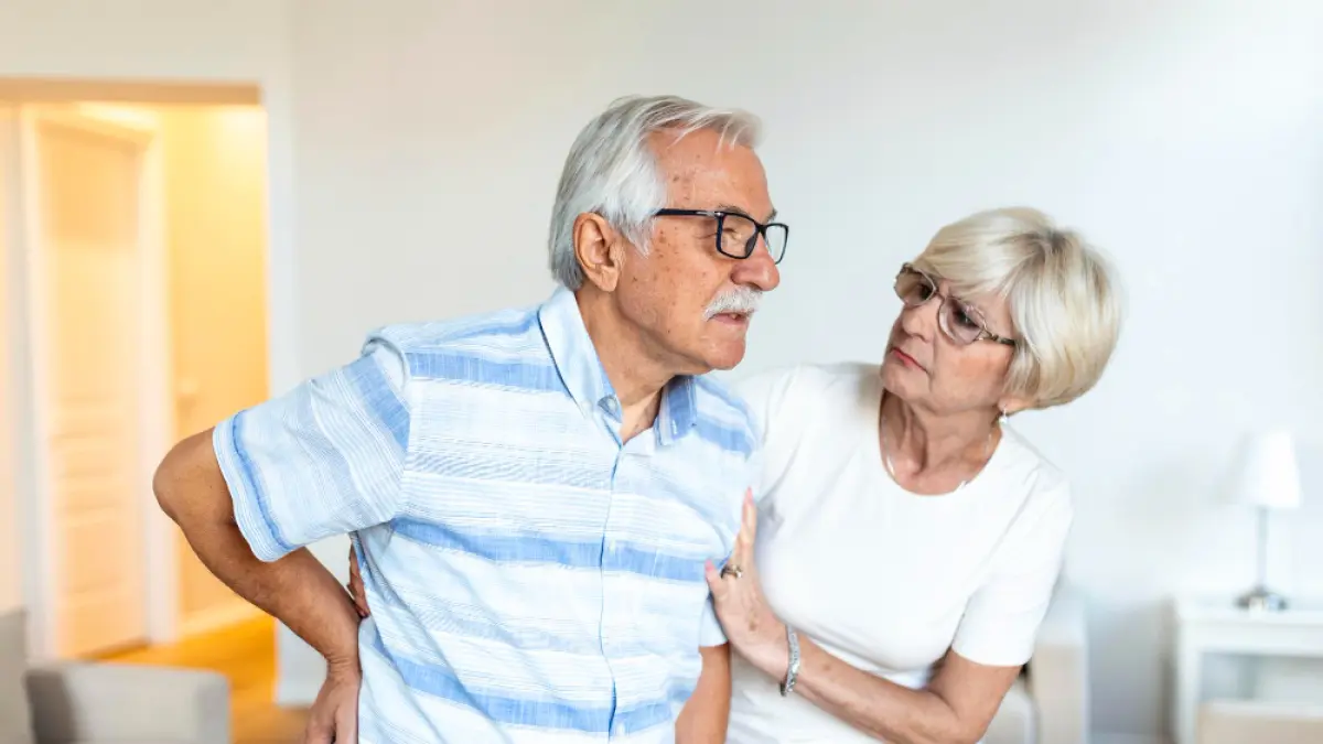 Seiring bertambahnya usia, osteoporosis dapat menyerang siapa saja. (Freepik).