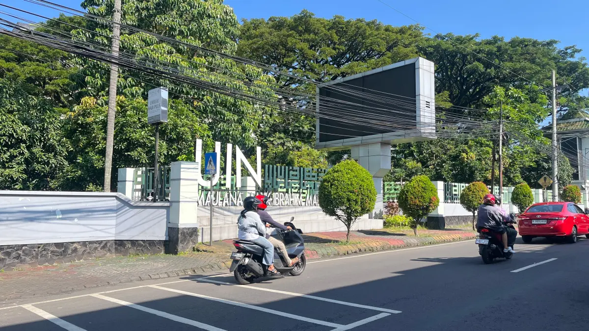 Sejumlah pengendara melintas depan kampus UIN Maliki Malang (Nahdiatul Affandiah/Radar Malang)