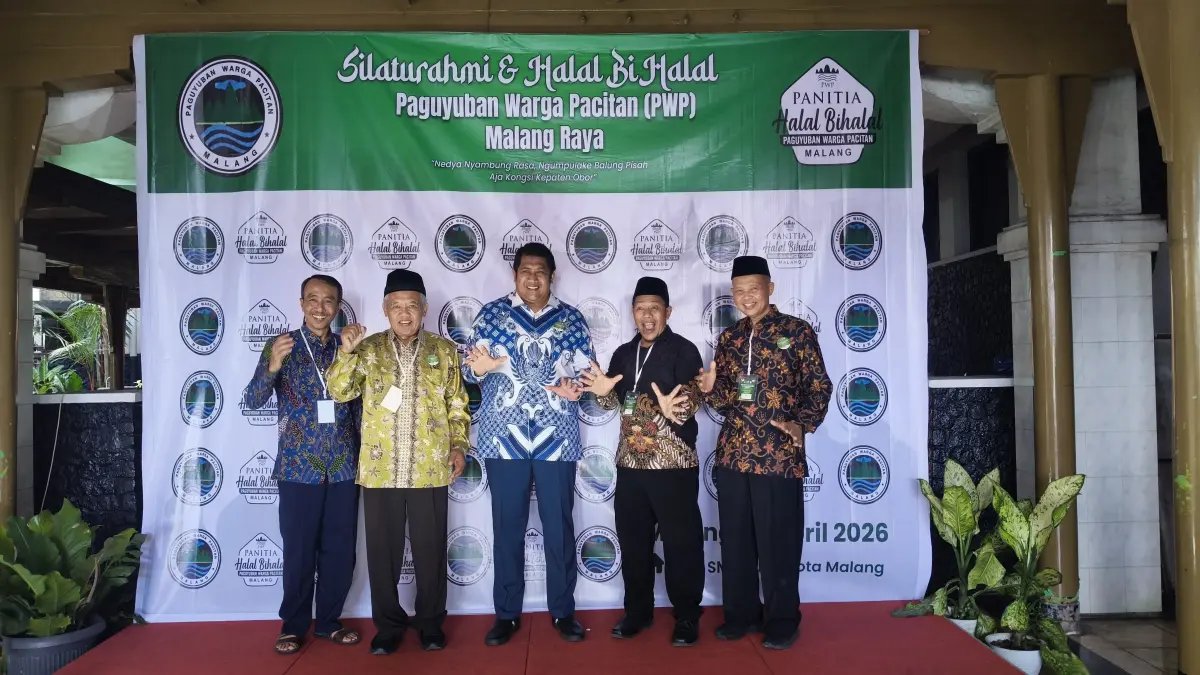 SEMANGAT: Ketua penitia acara Dr Ir Aladin Eko Purkuncoro ST MT IPM Asean Eng (dua dari kanan) bersama pengurusan PWP Malang Raya saat halalbihalal di SMAN 4 Malang.