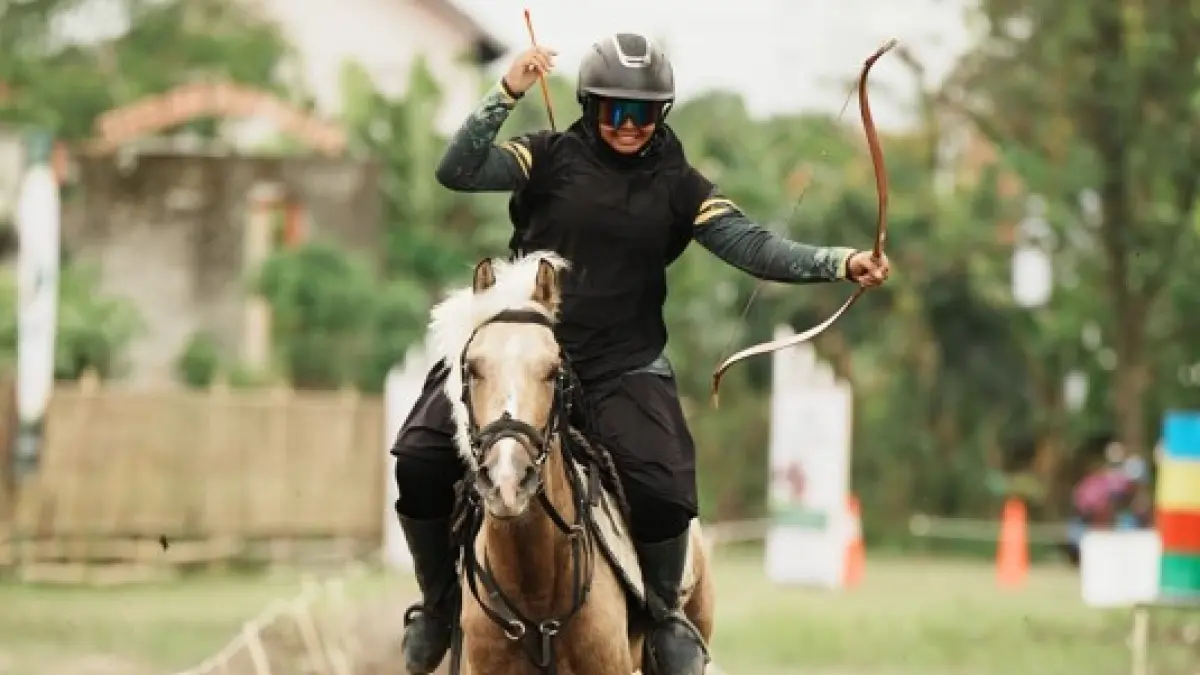 TERPILIH: Atlet HBA Kota Malang Aqilah Fathiyah bertanding di Kejuaraan Liga Santri Nasional di Ayub Camp, Klaten, 4 April lalu.(foto: Pordasi Kota Malang)