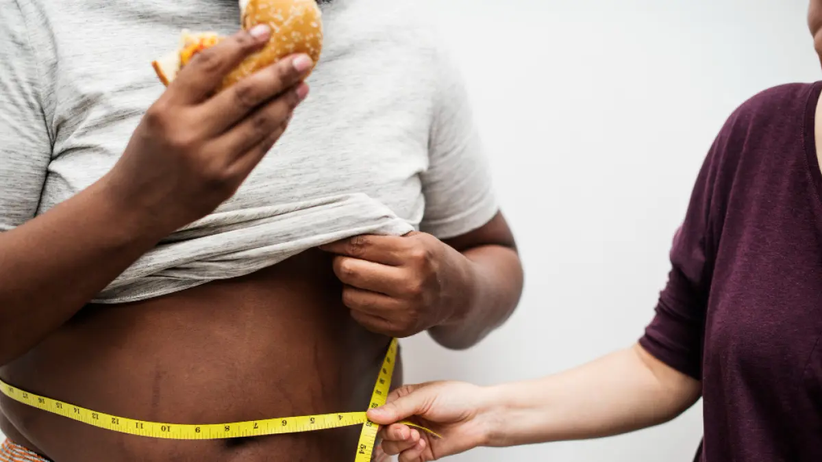Tubuh mengalami obesitas ditandai dengan berat badan dan lingkar pinggang yang tidak ideal. (Freepik).