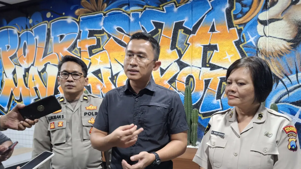 Kasat Reskrim Polresta Malang Kota AKP Rakhmad Aji Prabowo (tengah) saat menjelaskan kronologis meninggalnya Yai Mim bersama Kasi Humas Polresta Malang Kota Ipda Lukman Sobikhin (kiri) dan Kasi Dokkes Polresta Malang Kota dr Wiwin Indriani (kanan). (Nabila Amelia/Radar Malang)