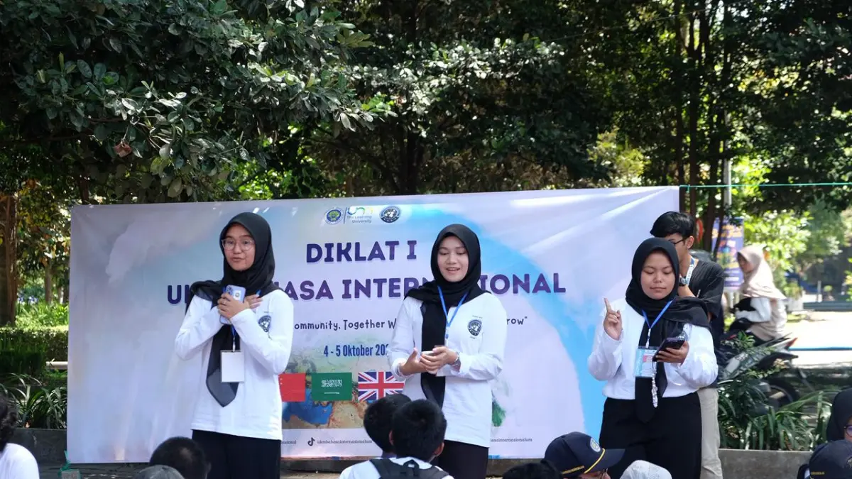 Anggota baru UKM Bahasa Internasional memperkenalkan diri dengan bahasa asing tahun lalu. (UKM Bahasa Internasional UM)