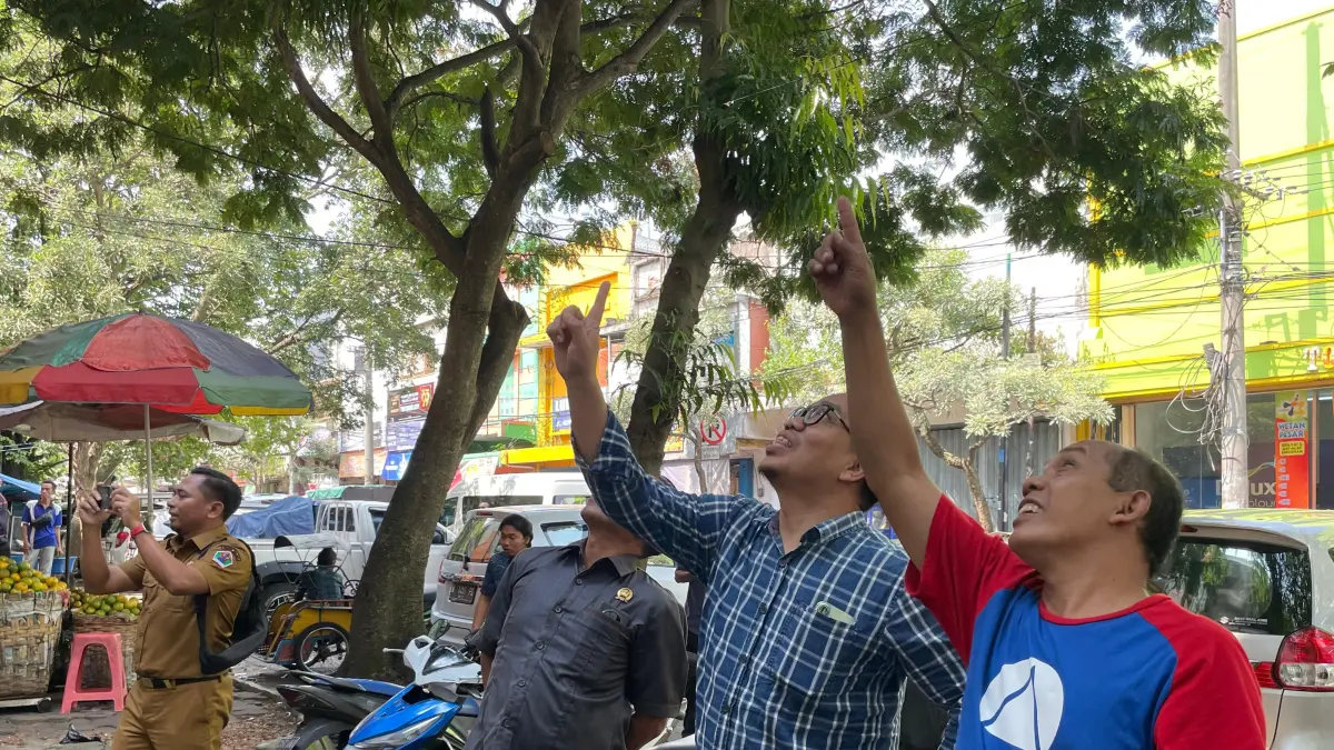 Anggota DPRD Kota Malang melakukan sidak ke Pasar Besar Malang, Selasa (14/4). (Andika Satria/Radar Malang)