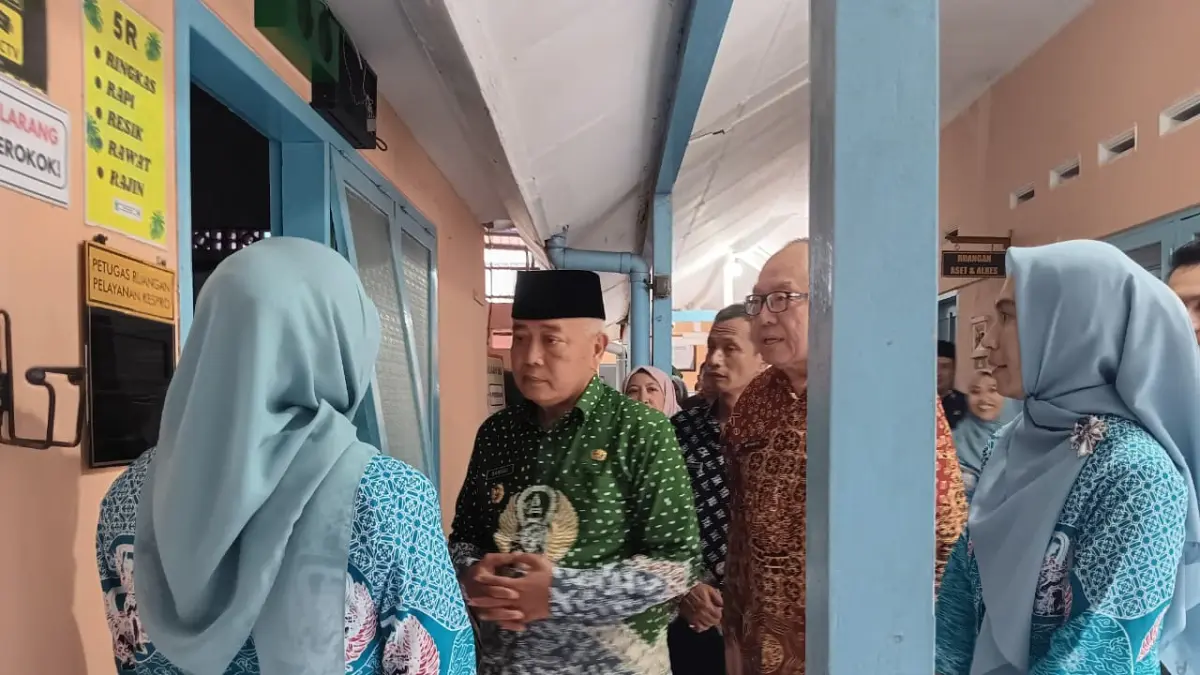 Bupati Malang Sanusi (tengah) meninjau layanan Puskesmas Sumberpucung pekan lalu. (Indah Mei Yunita/Radar Malang)