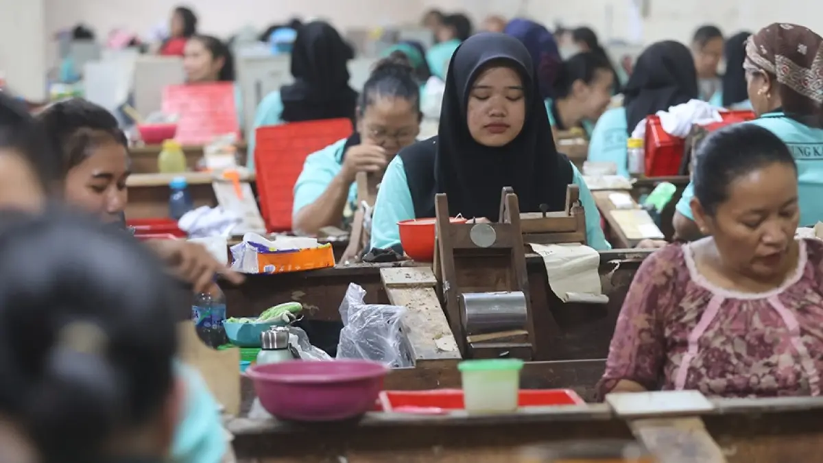 FOTO DARMONO
RUTINITAS: Para pekerja di industri rokok Kabupaten Malang turut andil dalam meningkatkan produktivitas perusahaan, sehingga mampu membayar pajak ke negara.