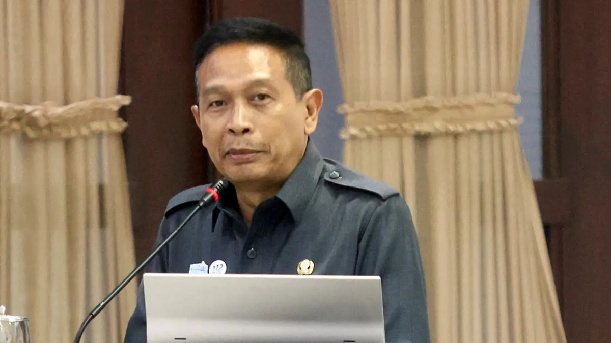 HANYA MENGEVALUASI: Wali Kota Malang Wahyu Hidayat memastikan usulan pengadaan meja dan kursi di program RT Berkelas 2026 tetap bisa direalisasikan. (Darmono / Radar Malang)