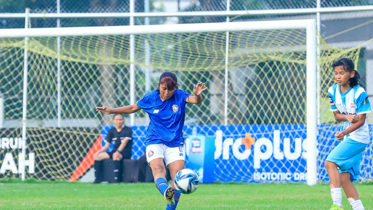INGIN SAPU BERSIH: Pemain Arema FC Women U-15 Hafizatul Muharofiah  melepaskan tembakan dalam laga Hydroplus Soccer League di Lapangan Bogowonto, Surabaya, 11 April lalu