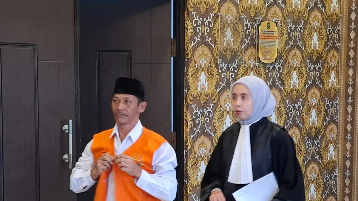 Kariadi (kiri) menjalani persidangan di PN Kepanjen. (Biyan Mudzaky Hanindito/Radar Malang)