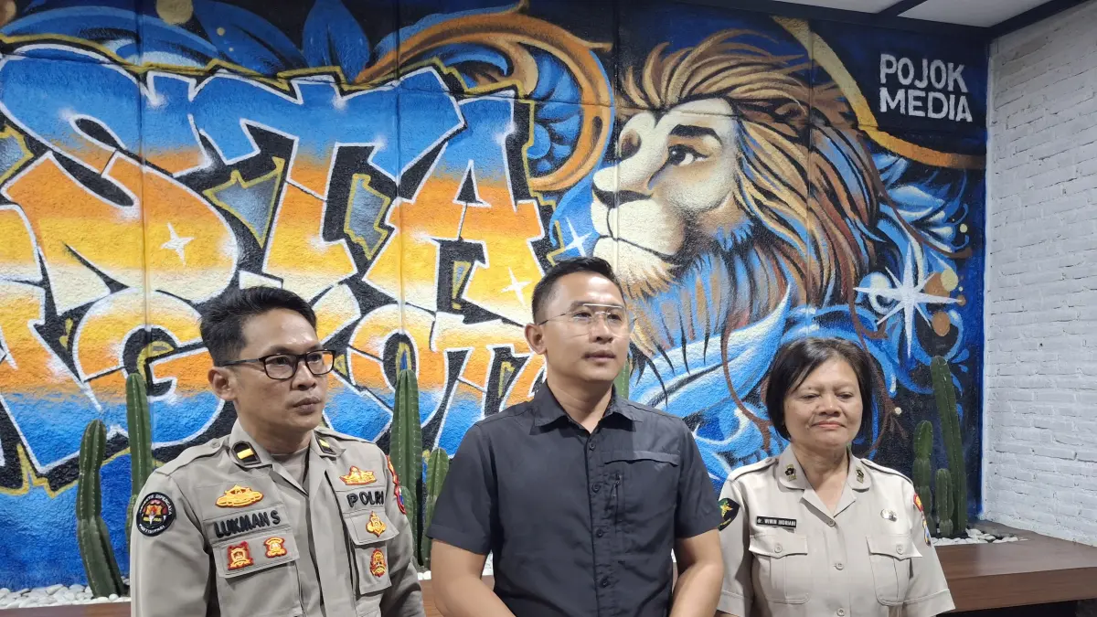 Kasat Reskrim Polresta Malang Kota AKP Rakhmad Aji (tengah) menemui awak media kemarin (14/4). (Nabila Amelia/Radar Malang)