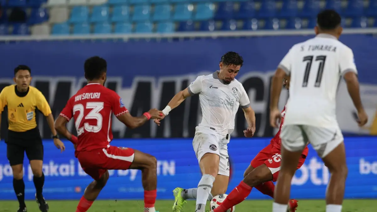 KERJA SAMA POSITIF: Gelandang Arema FC Gustavo Franca (tengah) berusaha lepas dari penjagaan pemain Malut United dalam laga BRI Super League Pekan Ke-26 di Stadion Kanjuruhan. (Foto: Darmono)
