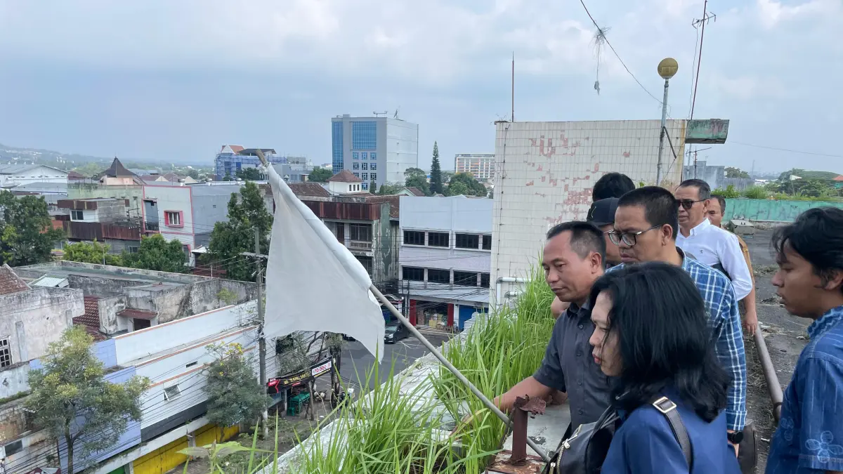 LAKUKAN PENINJAUAN:  DPRD Kota Malang meninjau langsung kondisi lantai tiga Pasar Besar Malang, kemarin. (foto: Darmono)