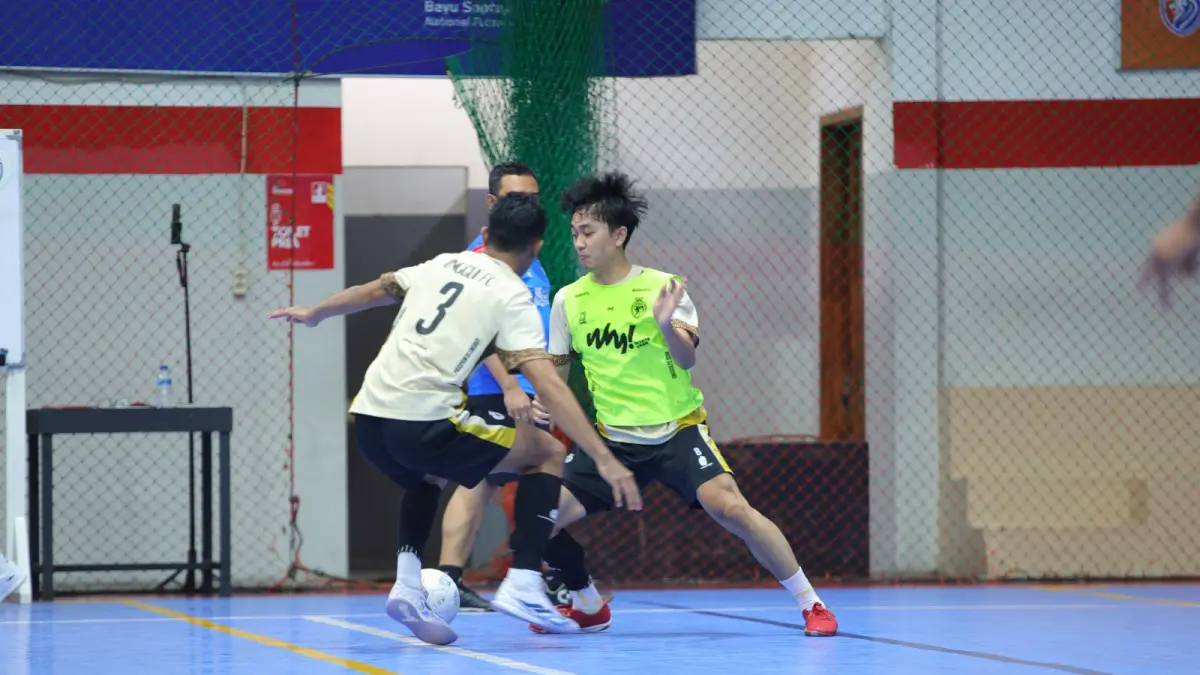 MAKSIMALKAN PERSIAPAN: Adam Ahlan (kanan) berusaha melewati G-Vin Blandino Laik dalam sesi latihan tim di Unggul Sports Center, beberapa waktu lalu. (foto: MO Unggul FC)