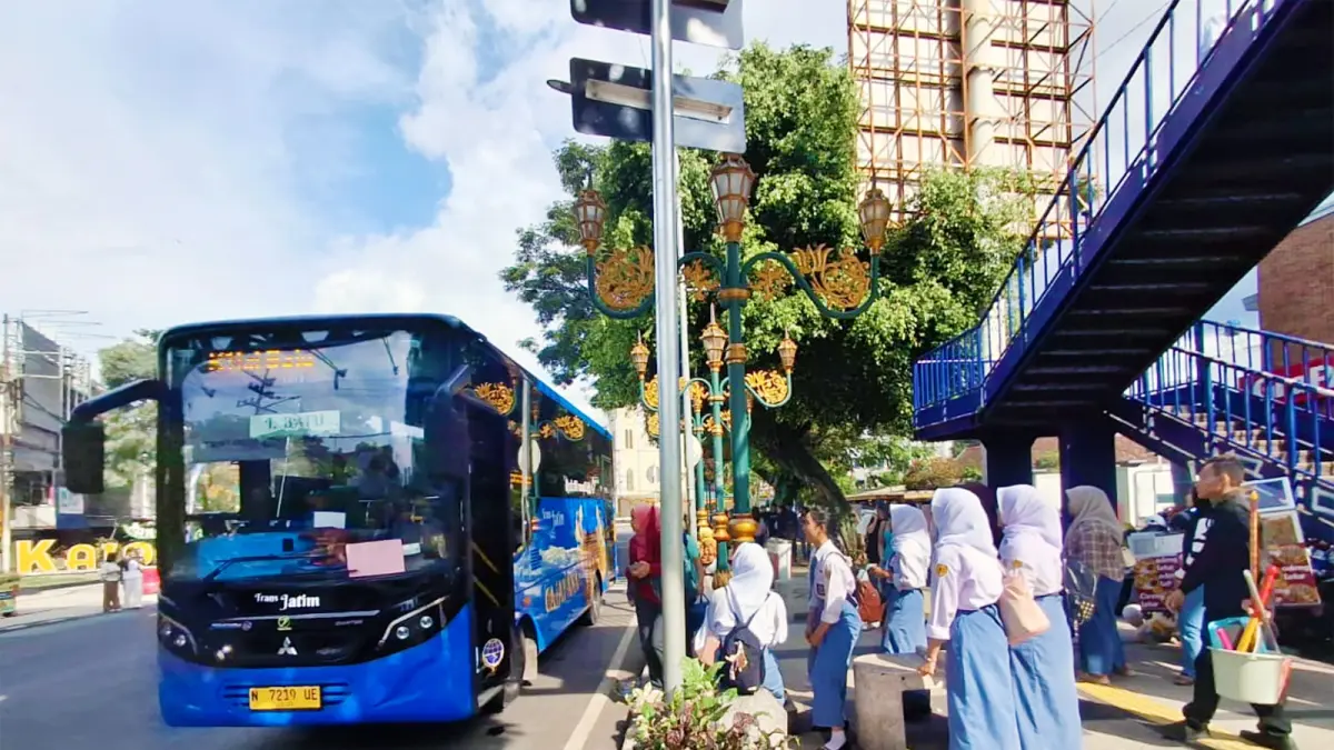 MASIH DALAM KAJIAN: Sejumlah penumpang mengantre masuk Bus Trans Jatim di Halte Kajoetangan Heritage, kemarin (14/4). (Nabila Amelia / Radar Malang)