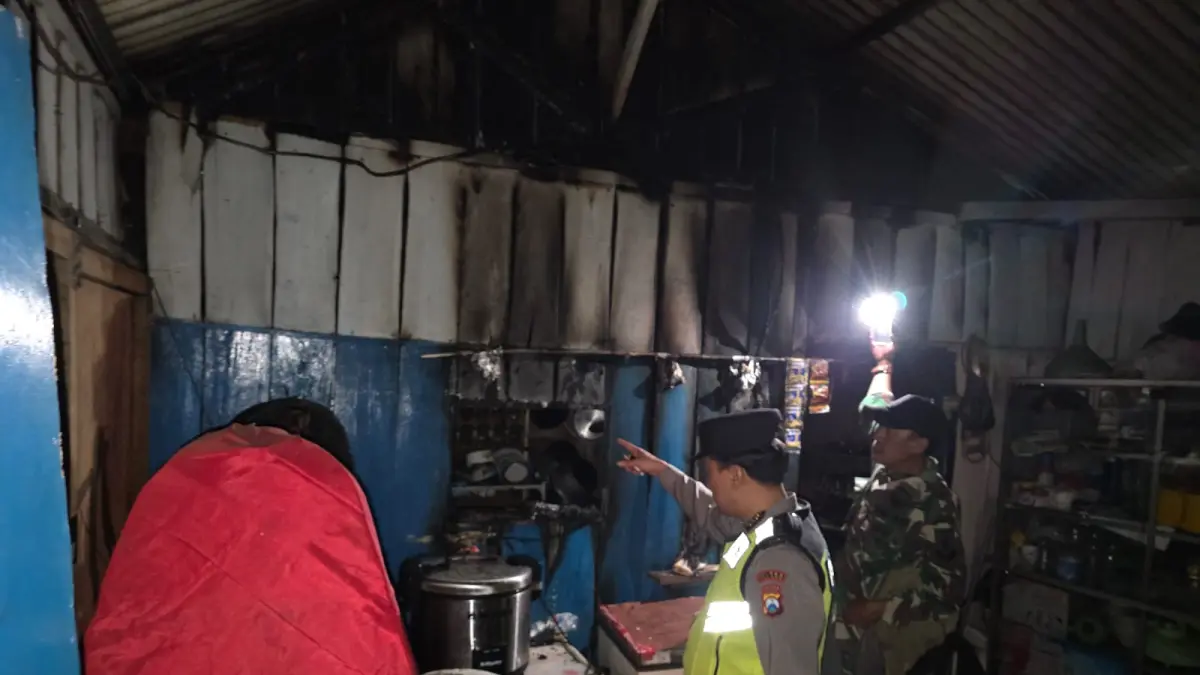 MUSIBAH: Aparat kepolisian bersama TNI memeriksa warung di Desa Sumbersekar, Kecamatan Dau yang kebakaran.

