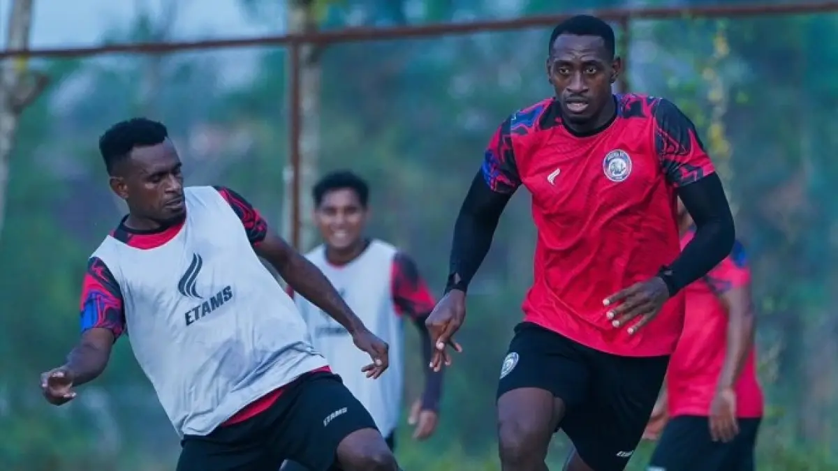 PUNYA MODAL BAGUS: Matheus Blade (kiri) menggiring bola dalam sesi latihan Arema FC di Dreams Football Pitch, Pakis, beberapa waktu lalu.