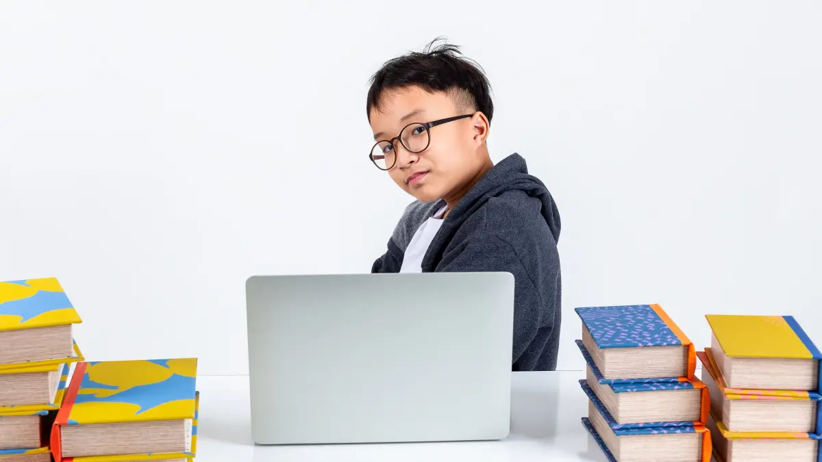 Seorang siswa sedang belajar menggunakan laptop. (freepik)