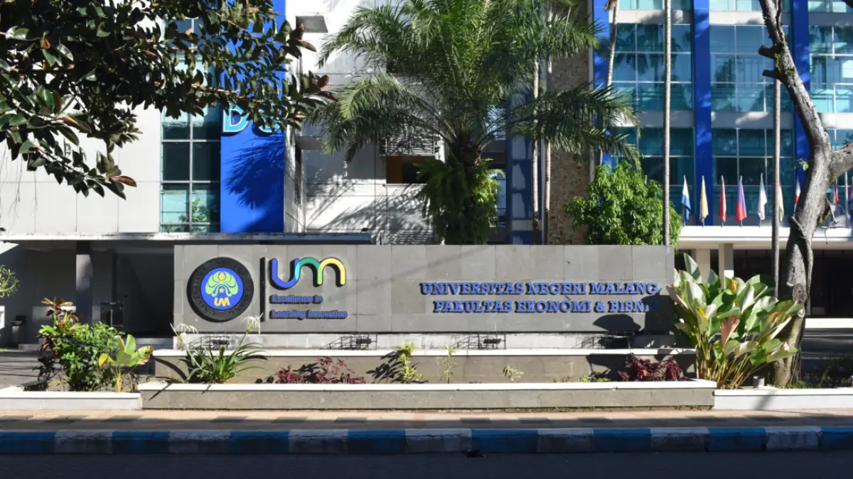 STUDI EKONOMI: Fakultas yang berfokus pada bidang ekonomi, manajemen, akuntansi, dan bisnis. (feb.um.ac.id)