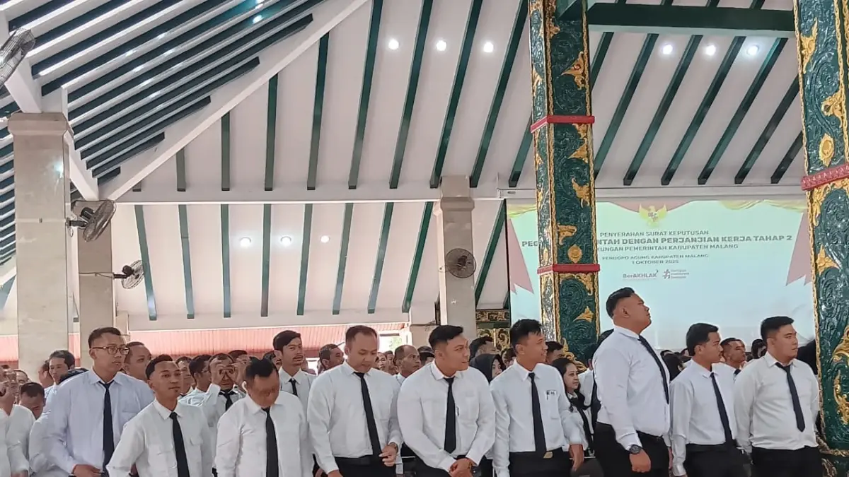 NASIB AMAN: Para pegawai yang lolos seleksi PPPK menerima SK di Pendapa Agung Kabupaten Malang beberapa waktu lalu.