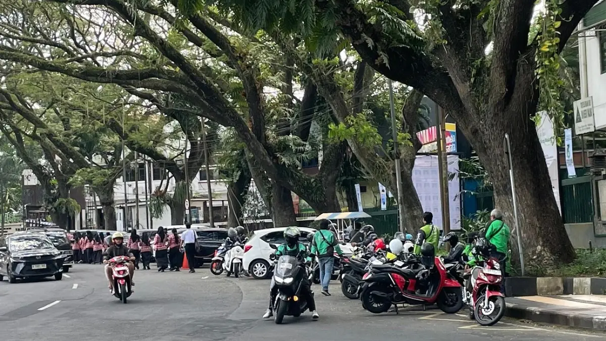 TAMBAH PENERIMA: Sejumlah driver ojek online menunggu penumpang di area Alun-Alun Tugu, kemarin. Mereka menjadi sasaran program BPJS Ketenagakerjaan dari Pemkot Malang. (ANDIKA SATRIA PERDANA / RADAR MALANG) 
