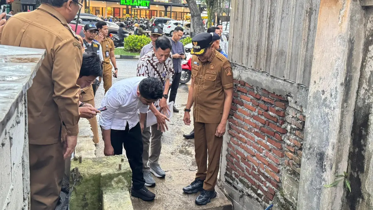 Wali Kota Malang Wahyu Hidayat (kanan) bersama Wagub Jatim Emil Dardak melakukan pengecekan saluran drainase di Jalan Soekarno Hatta, Maret lalu. (Prokompim Setda Kota Malang)