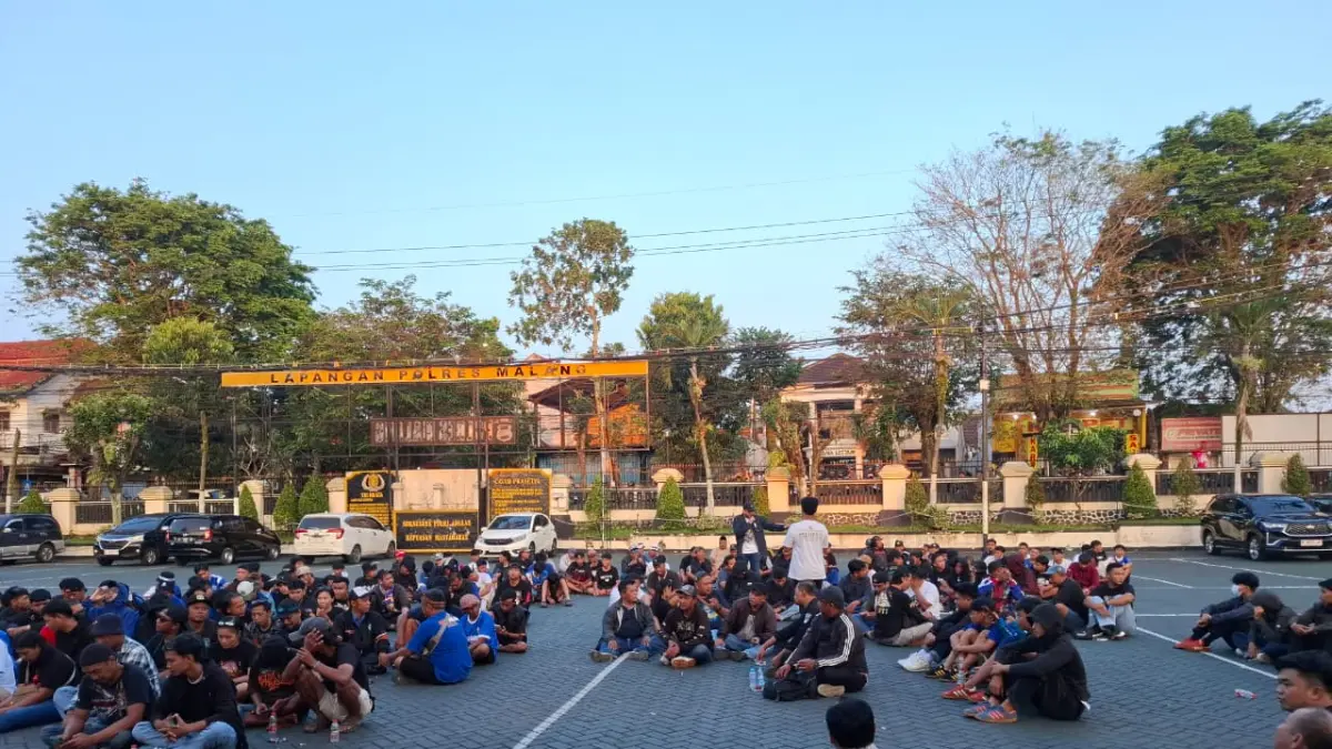 Aremania melakukan aksi damai di Mapolres Malang, Kamis (16/4). (Biyan Mudzaky Hanindito/Radar Malang)