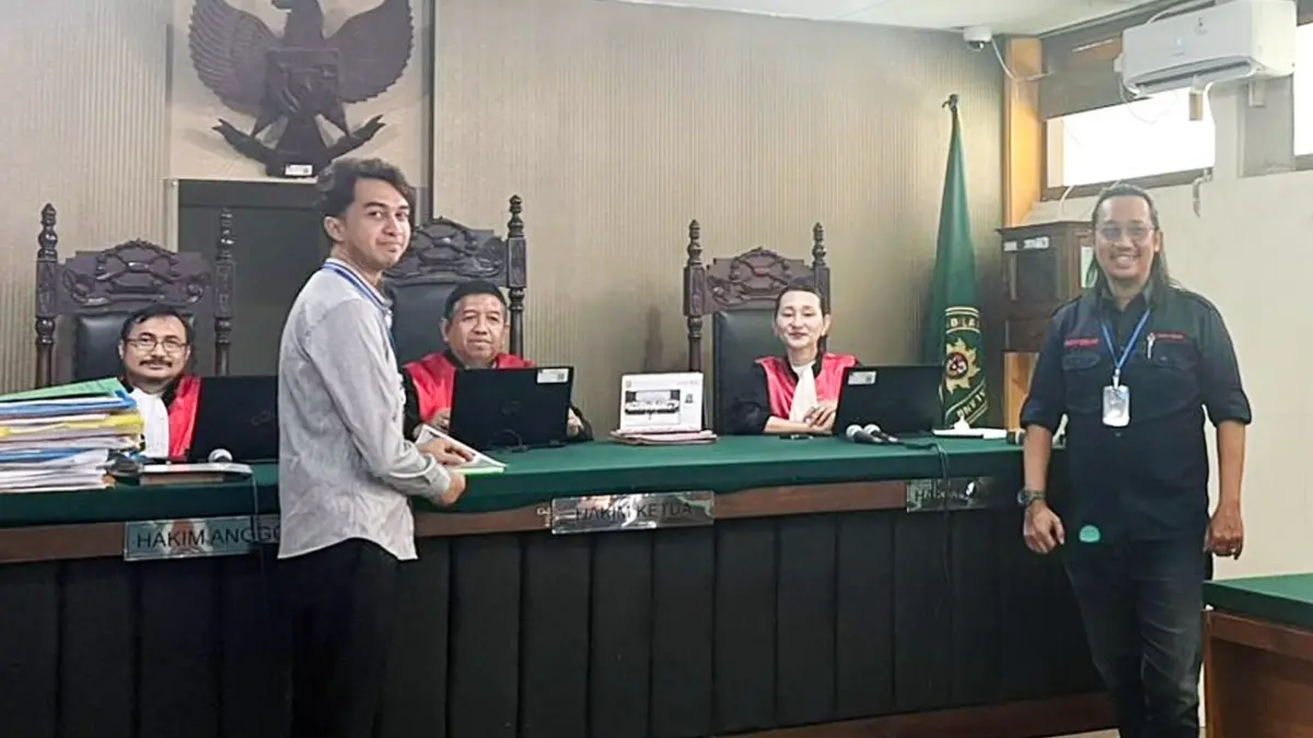 BERLANJUT: Andi Rachmanto (paling kanan) bersama tim hukum warga Perumahan Griyashanta lainnya menghadiri sidang lanjutan dengan Pemkot Malang di PN Malang, Selasa lalu (14/4). (Andi Rachmanto For Radar Malang)