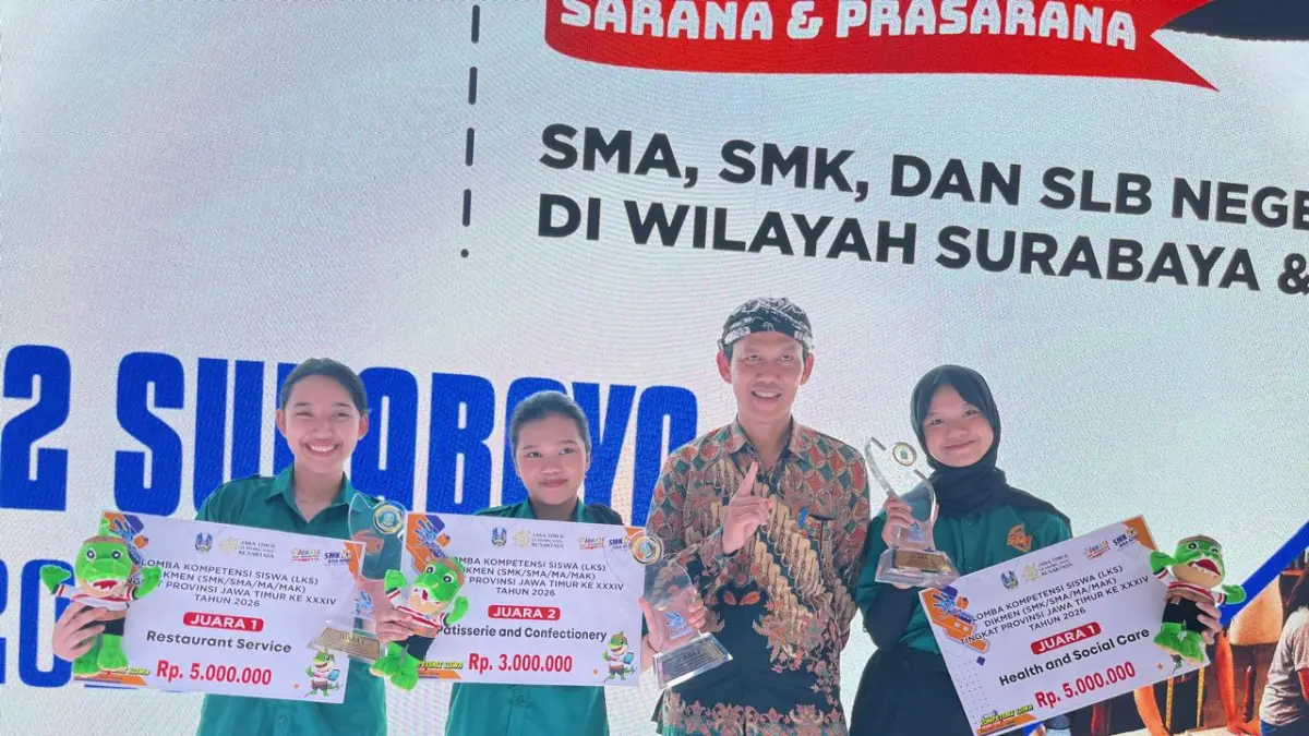 BIKIN BANGGA : Plt. Kepala SMK Negeri 2 Malang Slamet Winarto MPd (dua kanan) bersama siswi Jawara LKS DIKMEN JATIM.