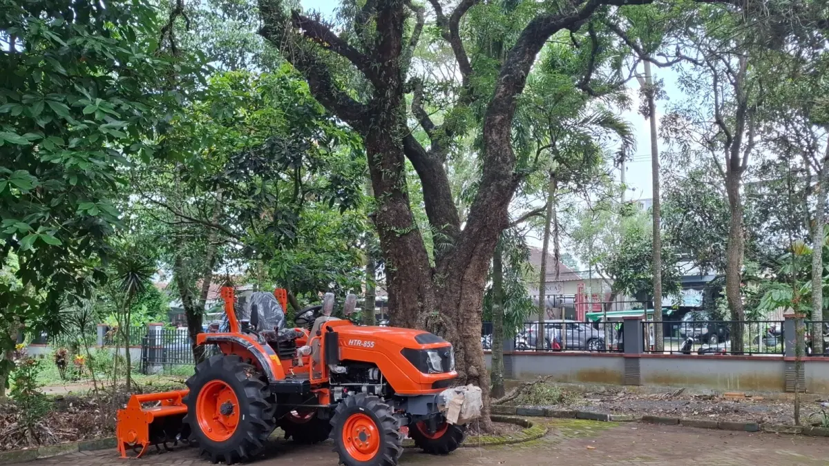 HIBAH: Satu unit traktor parkir di halaman Kantor DTPHP Kabupaten Malang kemarin (16/4). 15 unit lainnya sudah disalurkan ke petani.