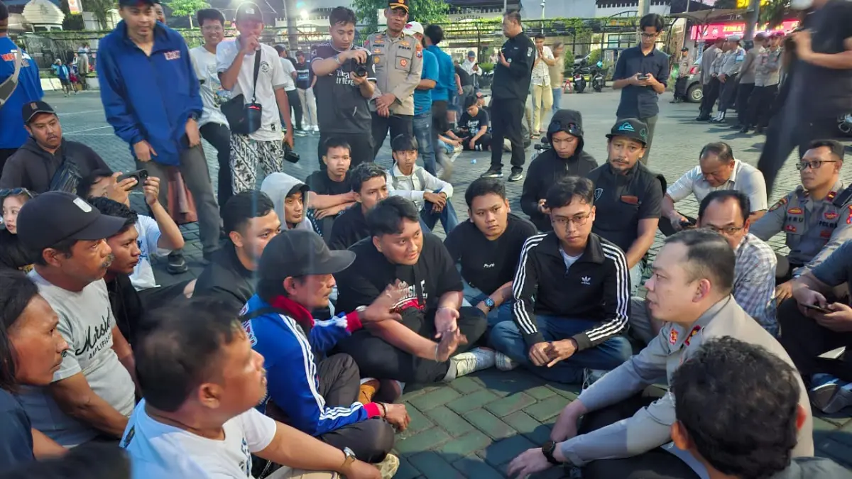 Kapolres Malang AKBP Muhammad Taat Resdi berdialog dengan Aremania di Malolres Malang, Kamis (16/4). (Biyan Mudzaky Hanindito/Radar Malang)