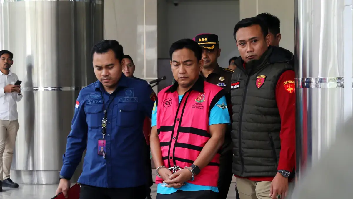Ketua Ombudsman RI 2026 - 2031 Hery Susanto seusai menjalani pemeriksaan dan penetapan tersangka di Gedung Bundar Jampidsus Kejaksaan Agung, Jakarta, Kamis (16/4/2026). (Dery Ridwansah/ JawaPos.com)