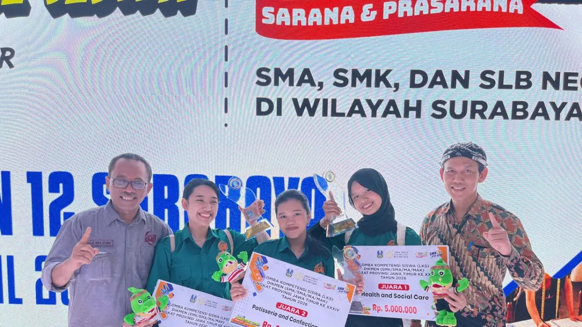 KOMPAK : Plt. Kepala SMK Negeri 2 Malang Slamet Winarto MPd (kanan) bersama Dr Drs Hari Mulyono MT (kiri), dan siswa Jawara LKS DIKMEN JATIM.
