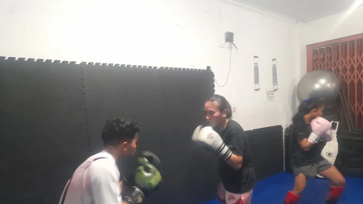 LATIHAN: Atlet IBCA-MMA Kota Malang menjalani sesi latihan rutin.