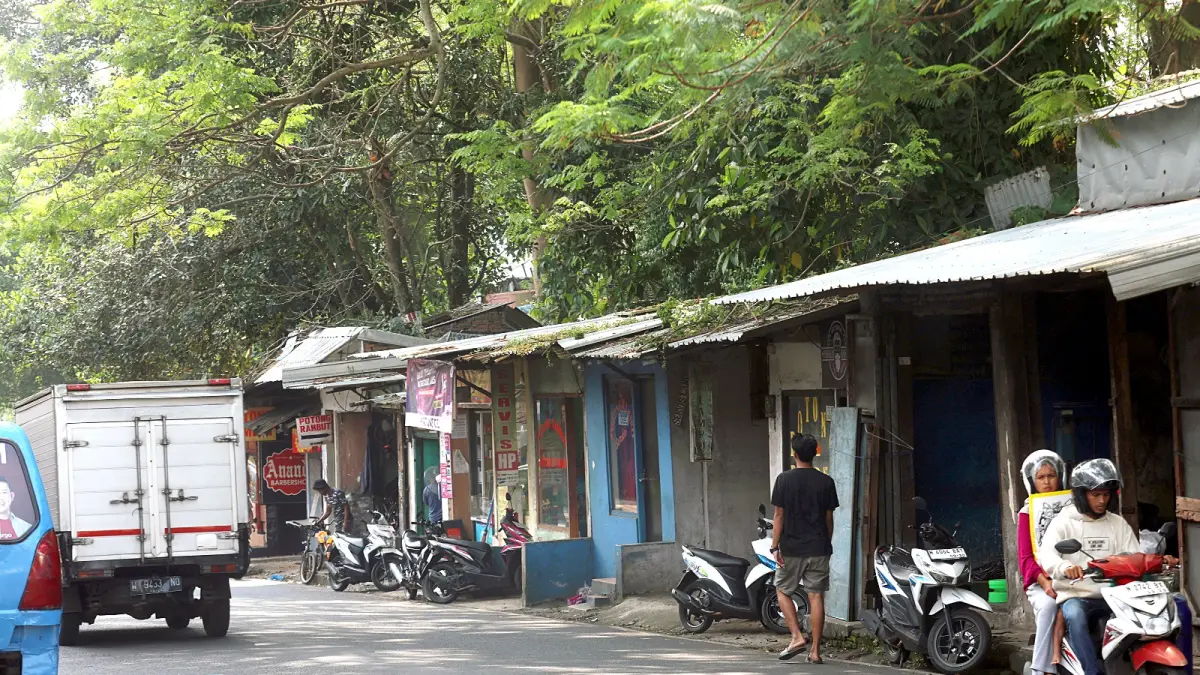 LEBIH TEGAS: Bangunan liar seperti di Jalan Muharto, Kedungkandang bisa ditertibkan bila sudah ada Perwali sebagai turunan dari Perda Bangunan Gedung. (DARMONO / RADAR MALANG)