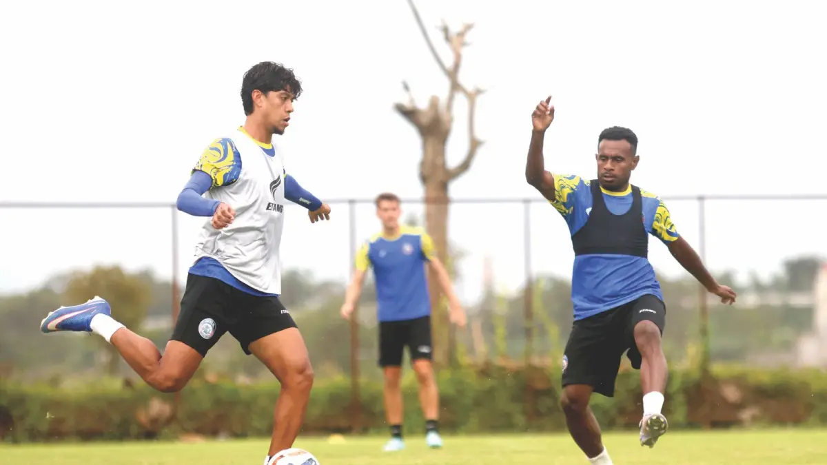 MAINKAN POSISI BERBEDA: Gelandang Arema FC Betinho Filho berusaha melewati Samuel Balinsa dalam sesi latihan di Dreams Football Pitch. (Foto: Darmono/Radar Malang)