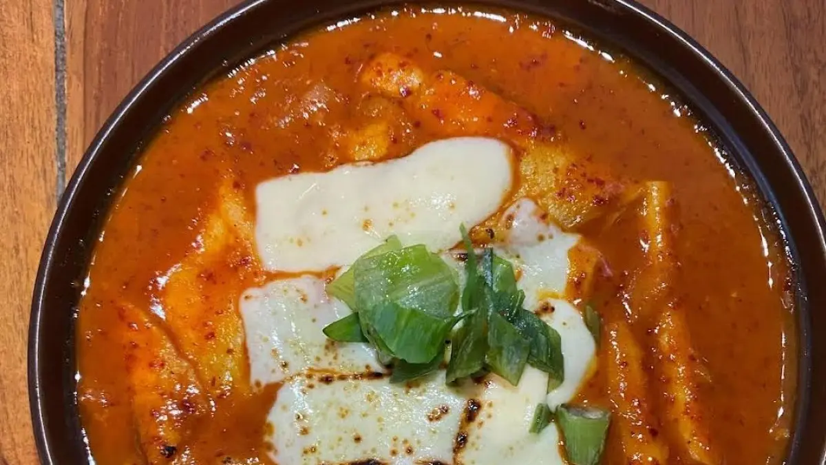Masakan Korea dengan bumbu legit di Topokki Pedia. (Hans / Google Maps)