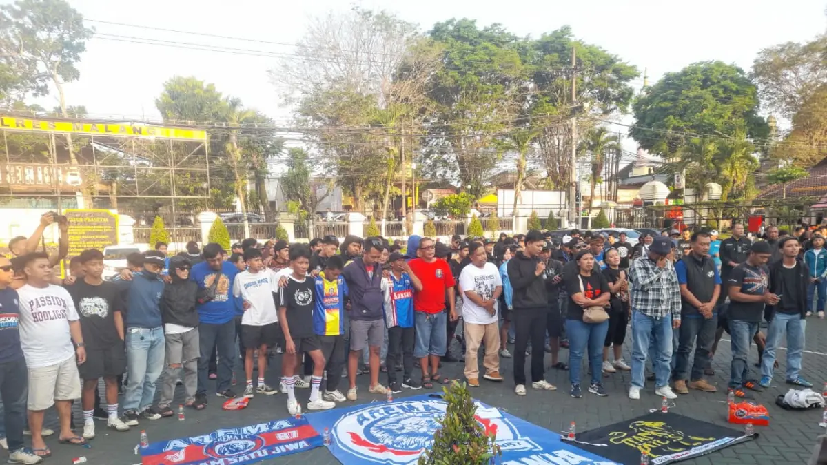 Massa dari Aremania Bergerak melakukan aksi damai di Mapolres Malang, Kamis (16/4). (M. Affan Fauzan/Radar Malang)