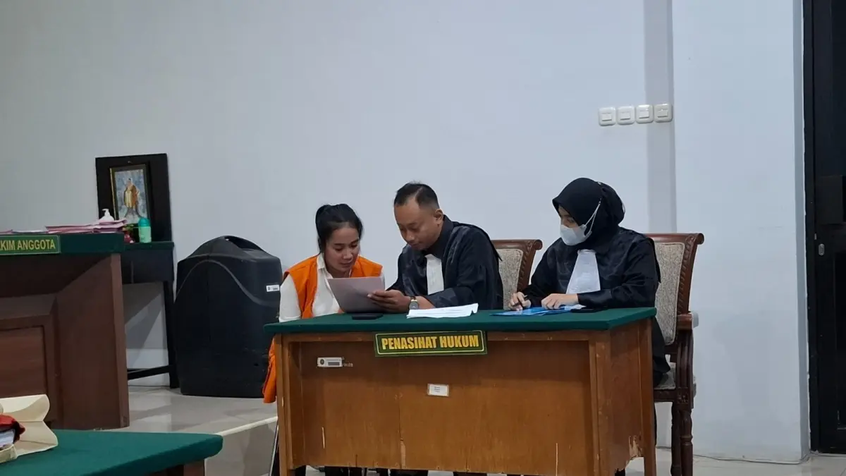 NARKOBA: Fitri Eka Puspita, 36, warga Desa Wirotaman, Kecamatan Ampelgading menjalani sidang di Pengadilan Negeri (PN) Kepanjen.