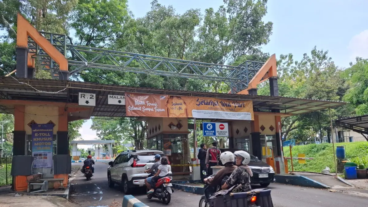 NORMAL LAGI: Kendaraan melintas di Bendungan Lahor, Desa Karangkates, Kecamatan Sumberpucung kemarin (16/4).