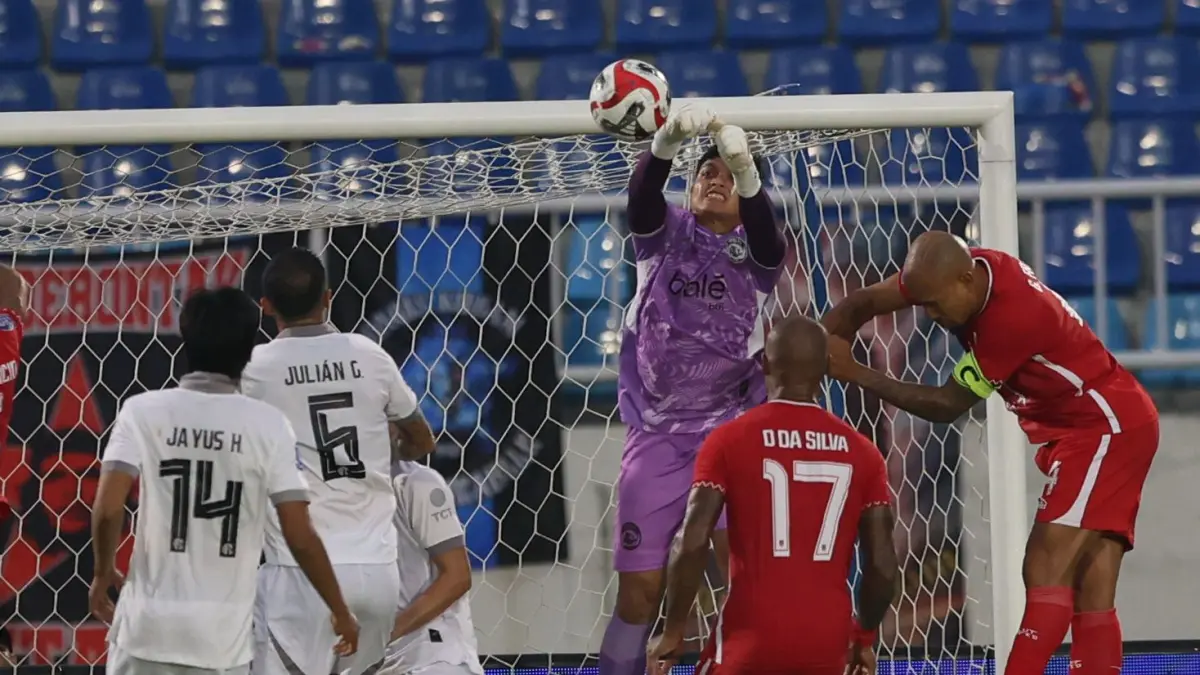 PELUANG BERMAIN KECIL: Kiper Arema FC Adi Satryo berusaha menghalau bola dalam laga BRI Super League melawan Malut United, beberapa waktu lalu. (foto: Darmono)