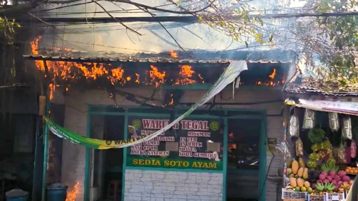 PEMILIKNYA LUKA RINGAN: Api melahap bagian atap Warung Tegal di Jalan Raya Tlogomas, Kecamatan Lowokwaru kemarin siang (16/4). (UPT Pemadam Kebakaran Kota Malang For Radar Malang)