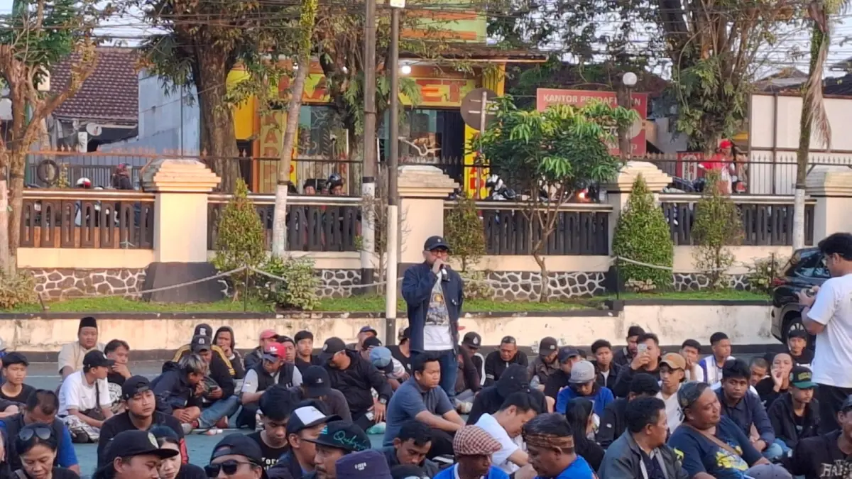 Presidium Aremania Utas Ali Rifki (berdiri) menyampaikan aspirasi terhadap sikap polisi yang belum memberi lampu hijau laga Arema FC vs Persebaya di Stadion Kanjuruhan, Kamis (16/4) sore. (M. Affan Fauzan/Radar Malang)