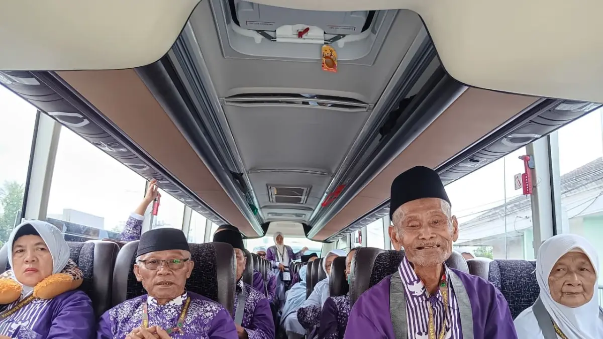 TAMU ALLAH: Calon Jamaah Haji (CJH) asal Kabupaten Malang menuju Asrama Haji Sukolilo, Surabaya, kemudian berlanjut ke Makkah pada tahun lalu.