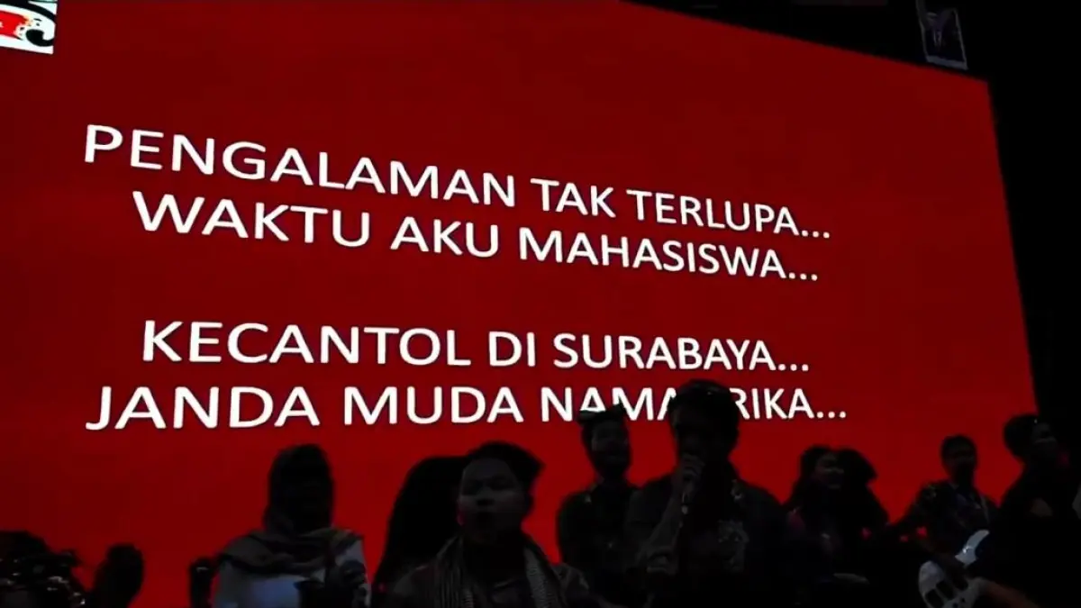 Tangkap layar dari video yang menampilkan OSD HMT ITB membawakan lagu Erika. (@iPoopBased)