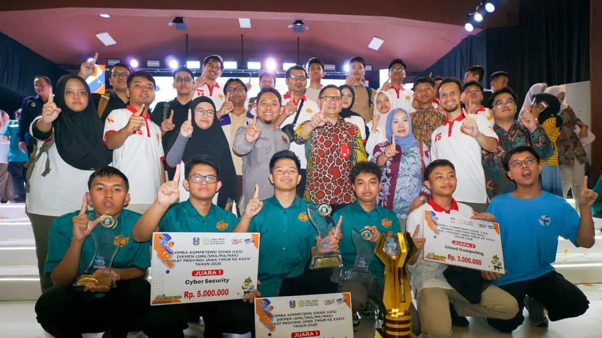 TERBAIK : Apresiasi dari Kadispenprov Jatim Dr Aries Agung Paewai SSTP MM (batik merah) untuk Kepala Sekolah Rahmat Dwi Djatmiko SKom, siswa Jawara LKS dan guru pembimbing lomba dari SMK Telkom Malang.