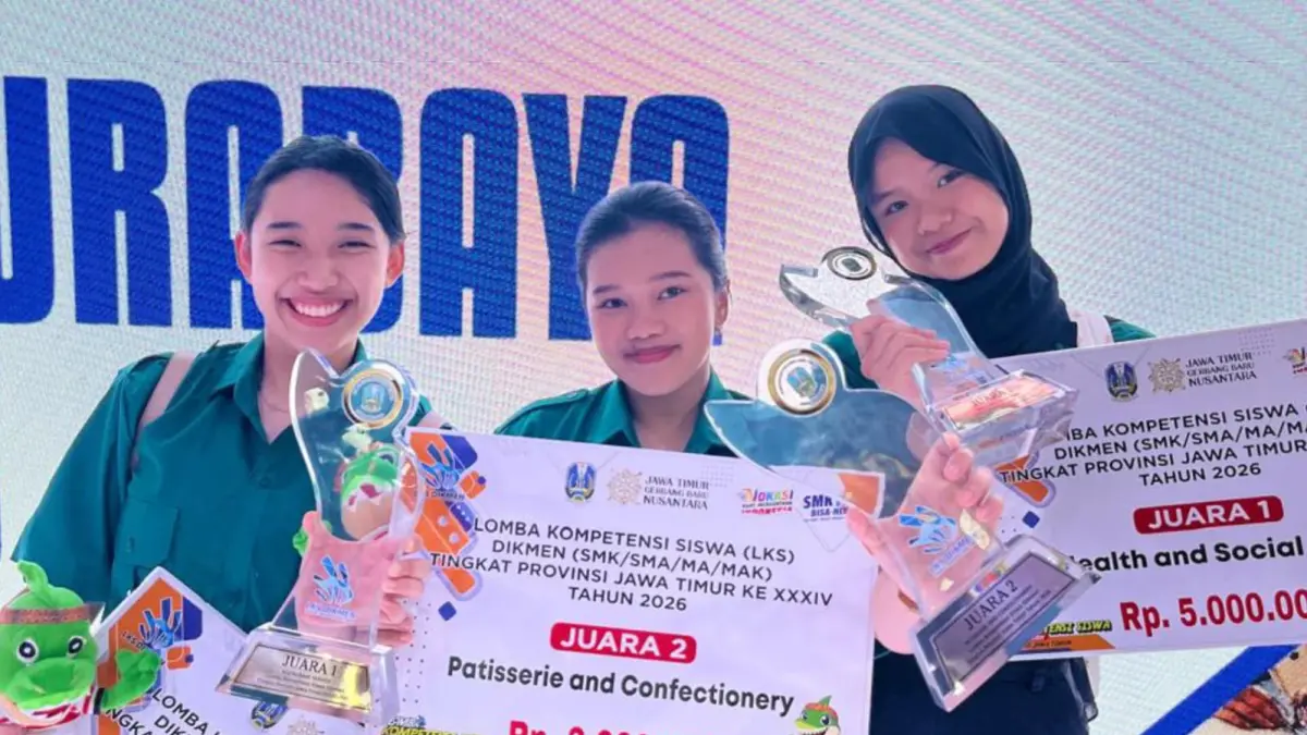 TERBAIK : Para siswi pejuang Medali LKS DIKMEN JATIM dari SMKN 2 Malang.