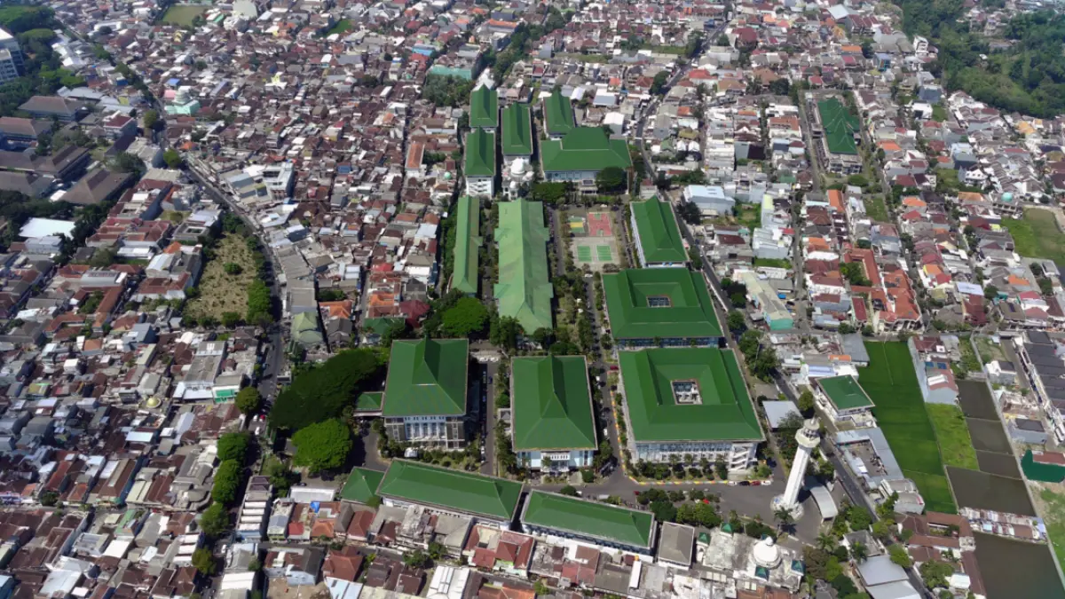 UIN MALIKI MALANG: Dikenal dengan julukan "Kampus Hijau" dan memadukan sains dengan ilmu agama Islam. (uin-malang.ac.id)